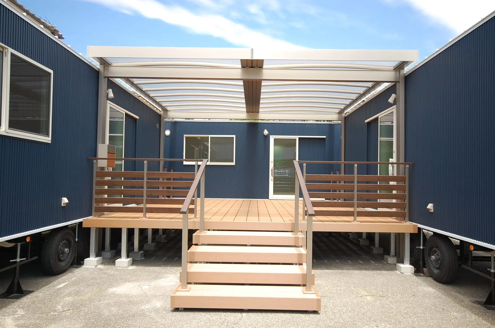 コンテナ用階段とデッキ